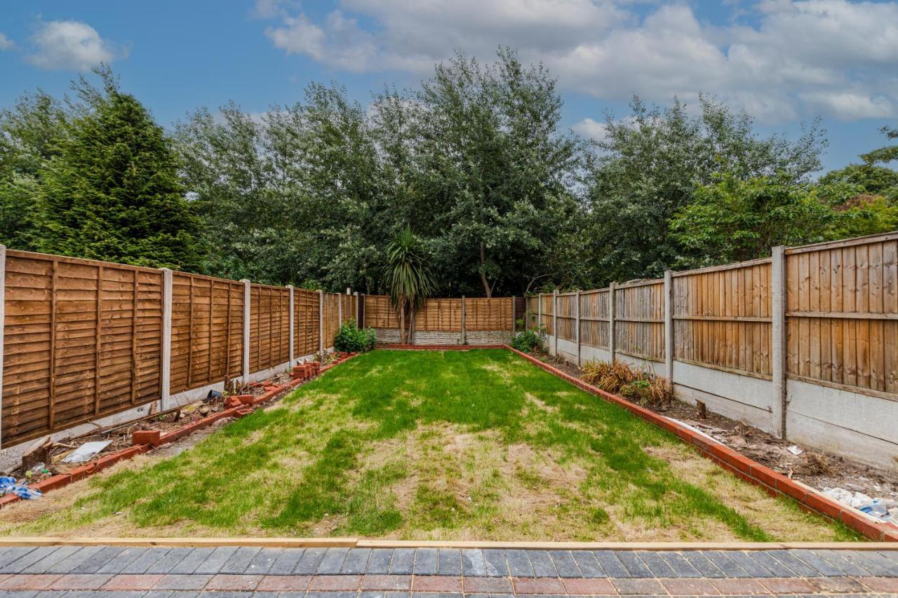 Walsall - 4 Bedroom House, Wi-Fi, Garden , Sleeps 8 - Jrr Stays Bescot Exterior foto